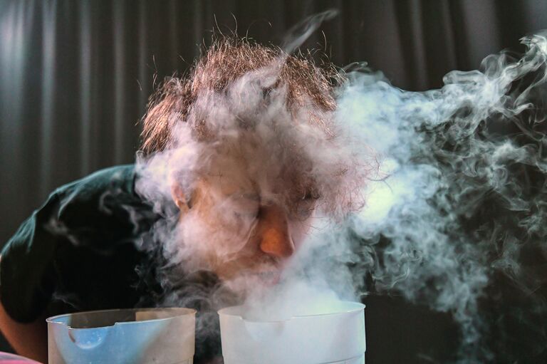 Специалисты научной елки WoW!HoW? проводят крио-шоу в центре профориентации Московского метрополитена на станции Выставочная