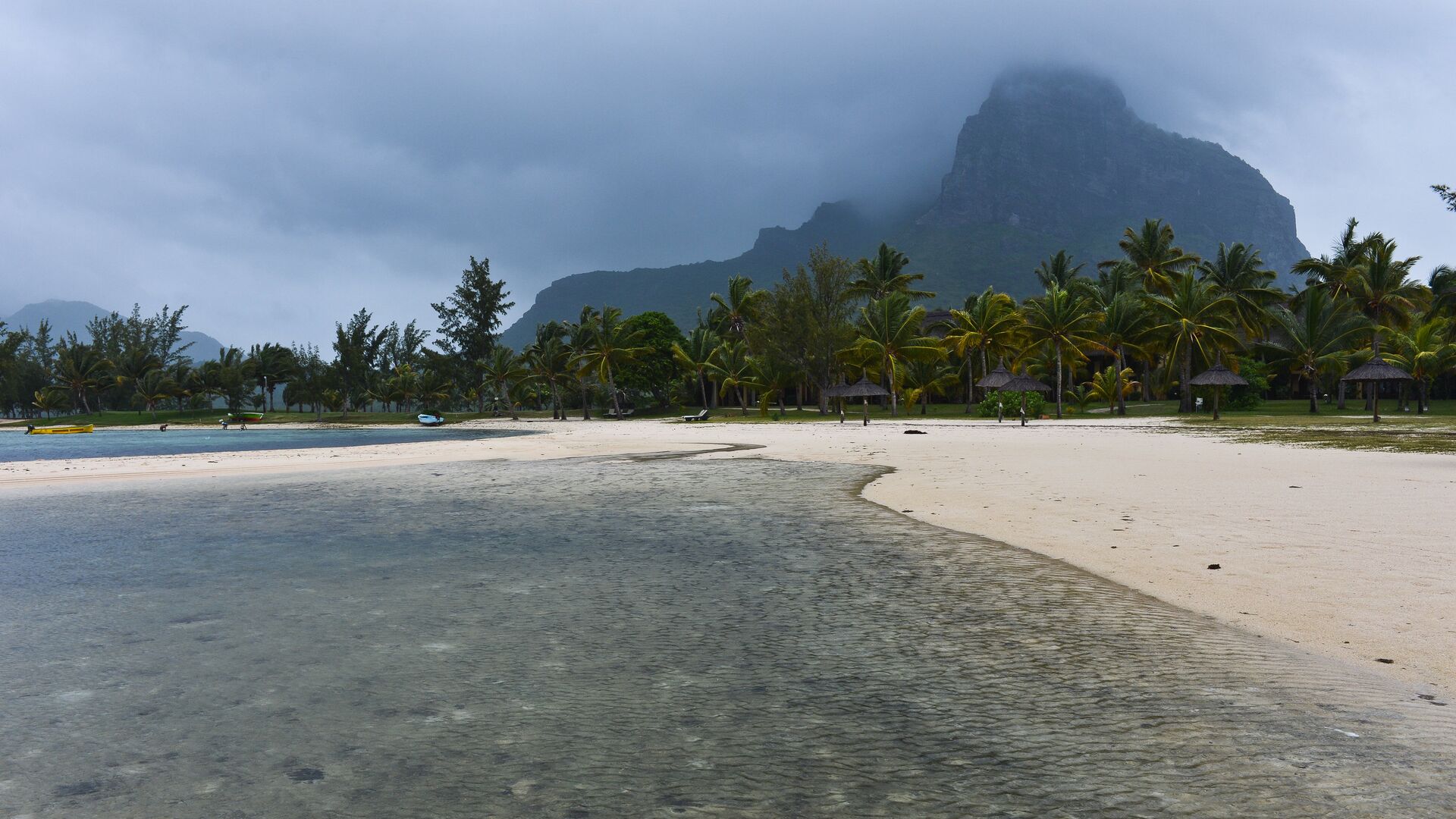 Отлив на побережье острова Маврикий (Mauritius) в Индийском океане - РИА Новости, 1920, 04.10.2024