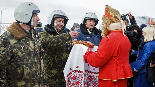 Встреча экипажей бомбардировщиков Ту-22М3 после возвращения из Сирии на аэродроме Белая в Иркутской области. 13 декабря 2017