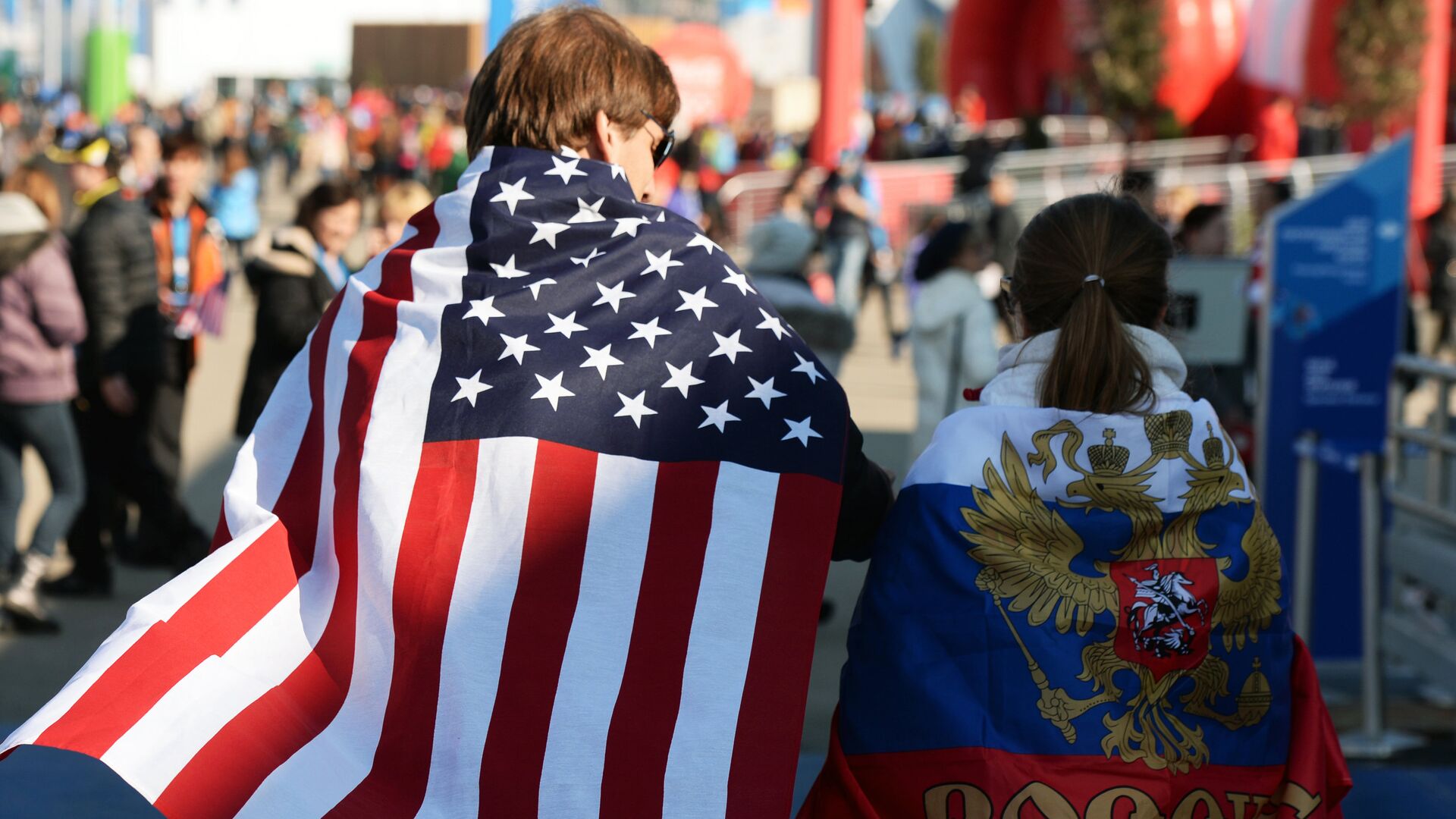 Молодые люди в национальных флагах США и России  - РИА Новости, 1920, 27.05.2021