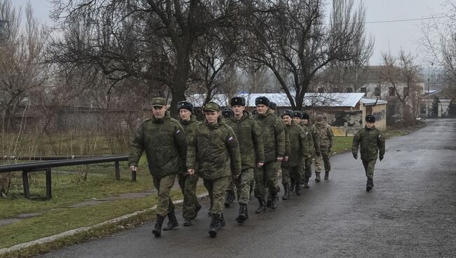 Российские военные, работающие в Совместном центре по контролю и координации (СЦКК) в городе Соледар