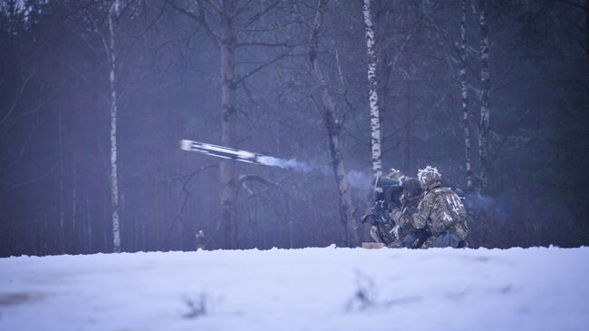 Американские военные производят выстрел из противотанкового ракетного комплекса (ПТРК) Javelin