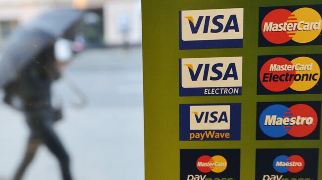 Логотипы Visa и Mastercard на информационном постере