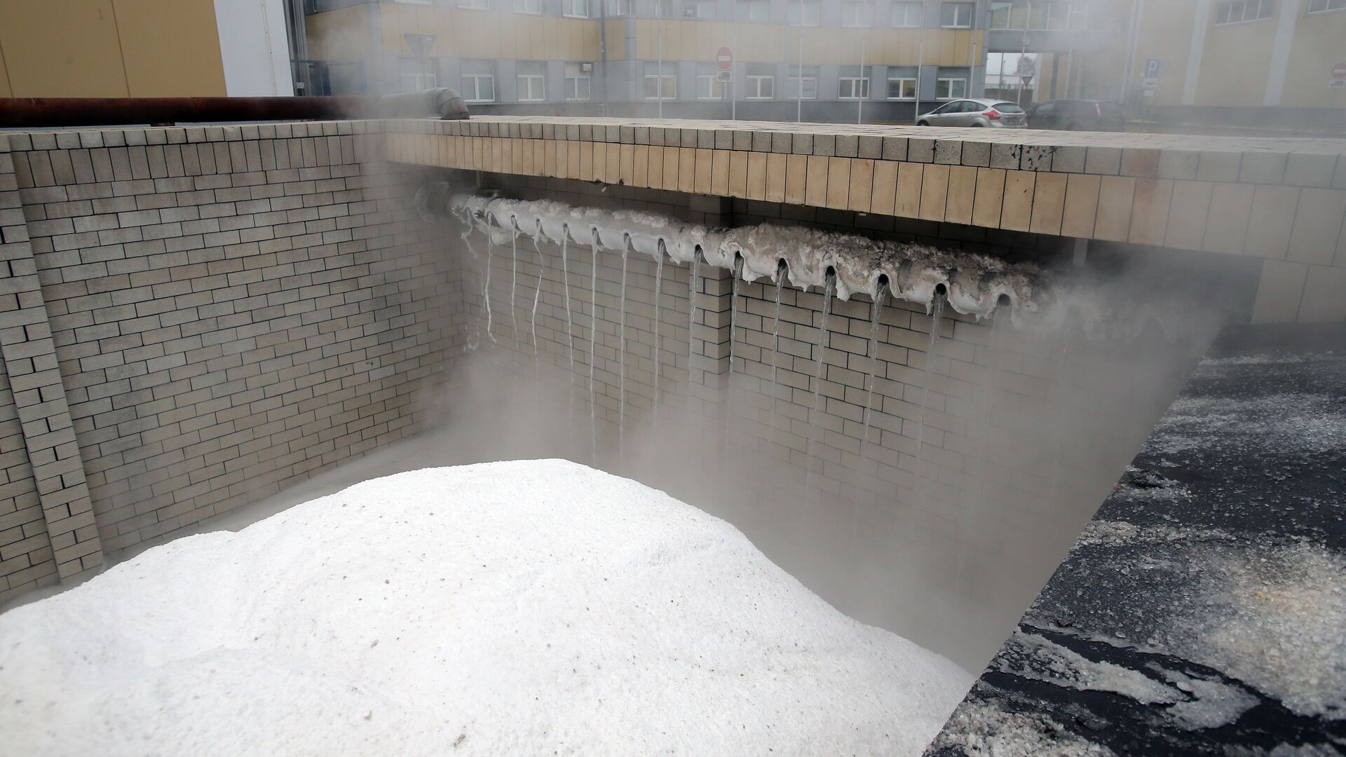 Производство противогололедных материалов для Москвы Производство противогололедных материалов для Москвы - РИА Новости, 1920, 23.11.2022