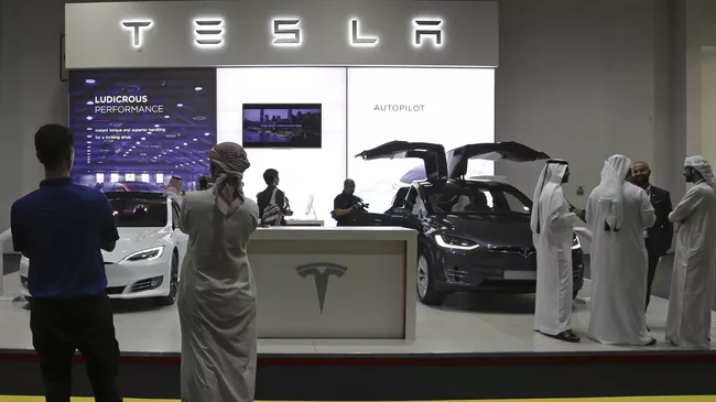 Стенд Tesla на автосалоне в Дубае