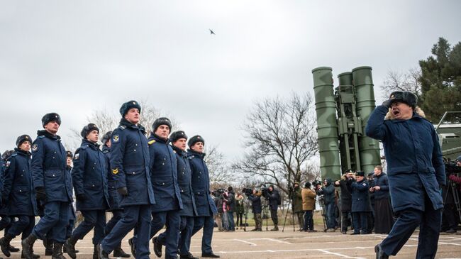 Военнослужащие Южного военного округа на торжественной церемонии, посвященной началу боевой вахты комплекса ПВО С-400 Триумф в Севастополе. 13 января 2018