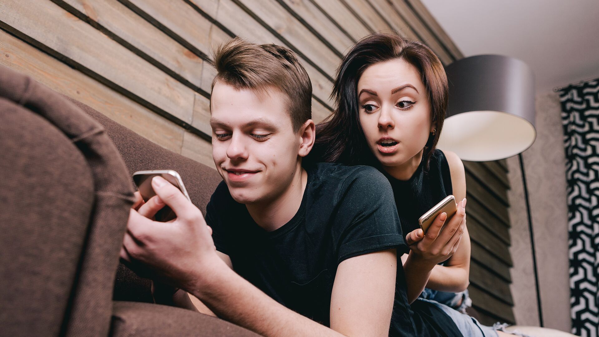 Молодая пара с мобильными устройствами - РИА Новости, 1920, 08.04.2025
