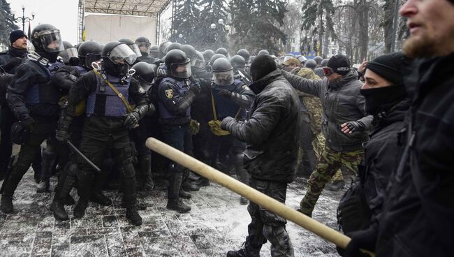 Cтолкновение между митингующими и полицией у здания Верховной рады Украины, Киев. 16 января 2018