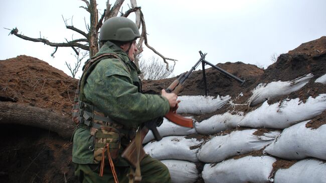 Боец ополчения ДНР на позиции у линии соприкосновения с украинскими силовиками