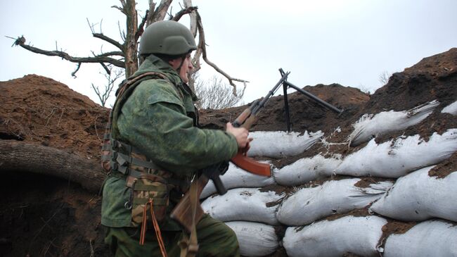 Боец ополчения ДНР на позиции у линии соприкосновения с украинскими силовиками