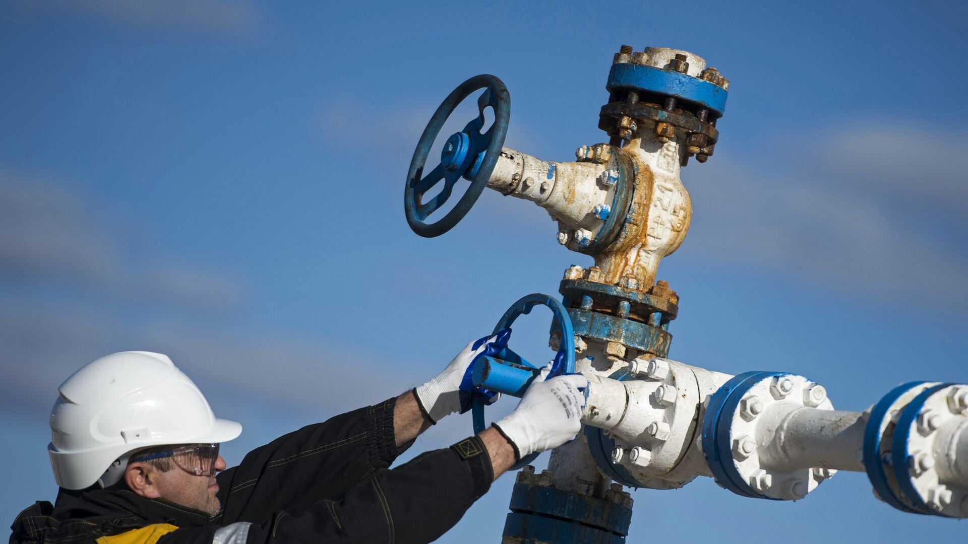 Сотрудники нефтедобывающего предприятия - РИА Новости, 1920, 05.10.2021