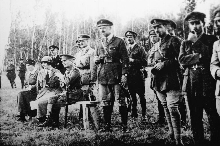 А.В. Тимирева, адмирал А. В. Колчак, глава британской миссии генерал А. Нокс и английские офицеры на учениях. Восточный фронт, 1919 год