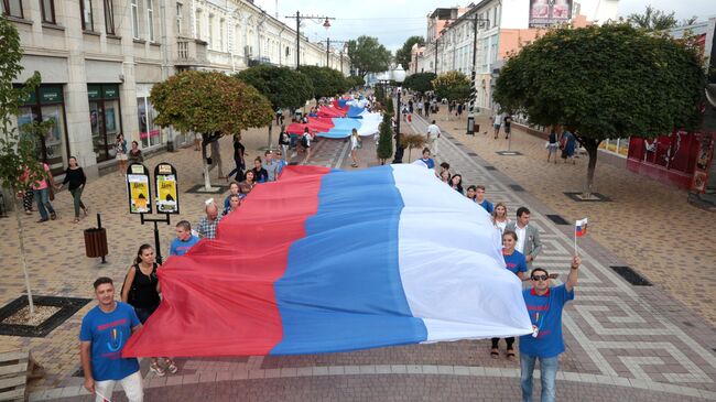 Участники празднования Дня Государственного флага Российской Федерации в Симферополе. 22 августа 2017 год