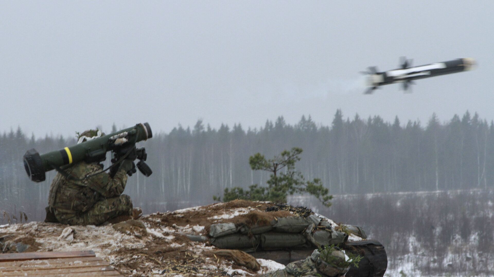 Американский военный производит выстрел из противотанкового ракетного комплекса (ПТРК) Javelin во время учений в Эстонии - РИА Новости, 1920, 27.12.2021