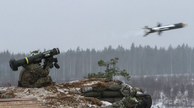 Американский военный производит выстрел из противотанкового ракетного комплекса (ПТРК) Javelin во время учений в Эстонии