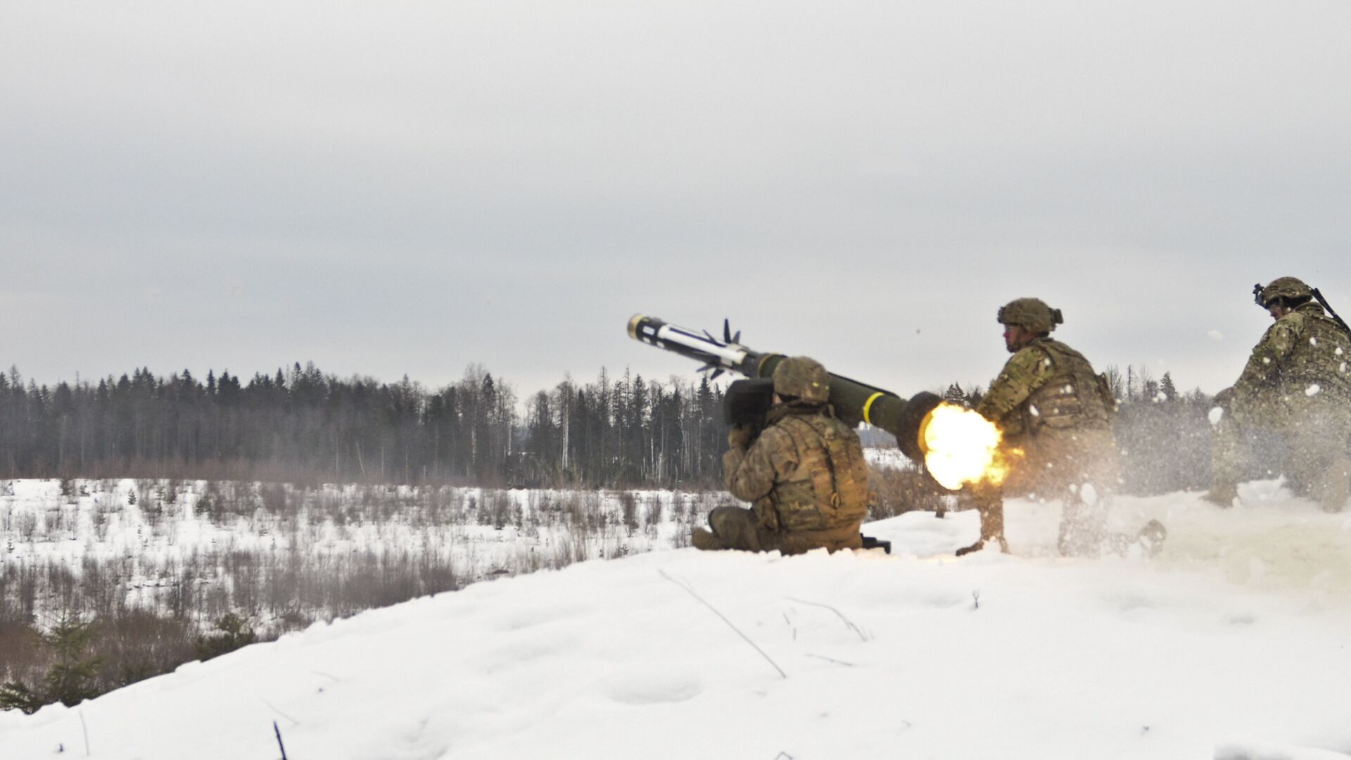 Американские военные производят выстрел ПТРК Javelin во время учений - РИА Новости, 1920, 19.01.2024