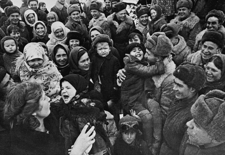 Великая Отечественная война 1941-1945 гг. Население Сталинграда встречает освободителей