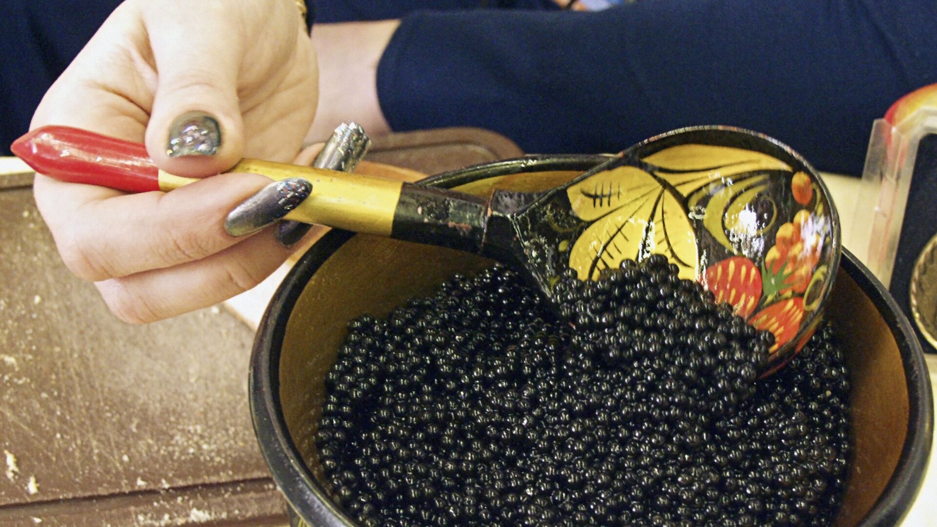 Деревянная миска с черной зернистой икрой - РИА Новости, 1920, 27.06.2020