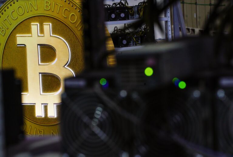 Стеллажи с фермами для майнинга криптовалют Стеллажи с фермами для майнинга криптовалют