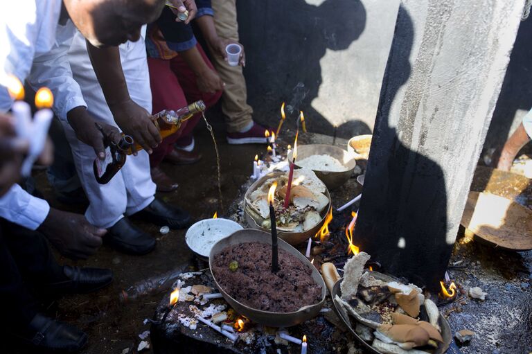 Последователи культа вуду, во время ежегодного фестиваля Фестиваля Феи на Гаити в Порт-о-Пренсе. 1 ноября 2017 