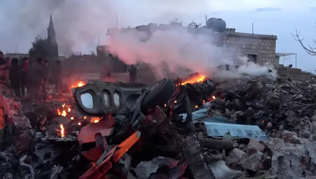 Обломки сбитого боевиками российского самолета Су-25 близ Идлиба в Сирии. Фото из социальных сетей