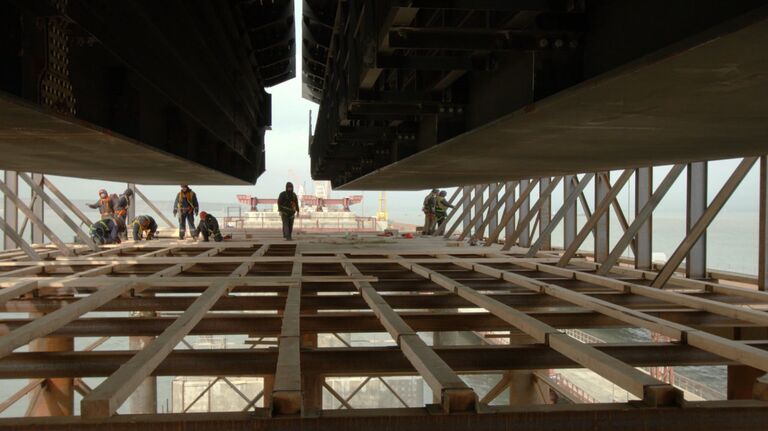 Строители приступили к сооружению железнодорожных пролетов Крымского моста