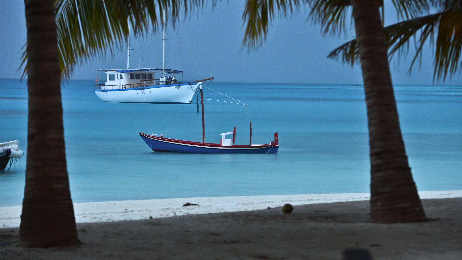 Лодки в лагуне Индийского океана рядом с отелем Meeru Island Resort & Spa на Мальдивах - РИА Новости, 1920, 05.10.2020