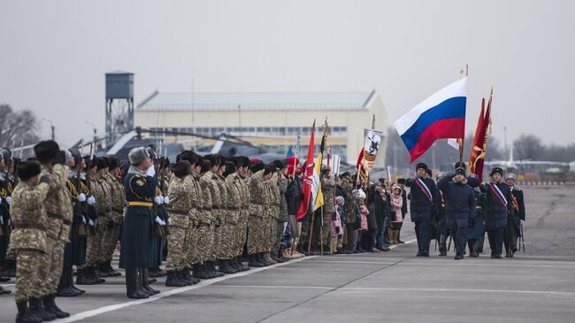 Военнослужащие России и Киргизии во время церемонии присвоения штурмовику Су-25 имени Героя Советского Союза, летчика Исмаилбека Таранчиева на российской военной авиабазе Кант в Киргизии