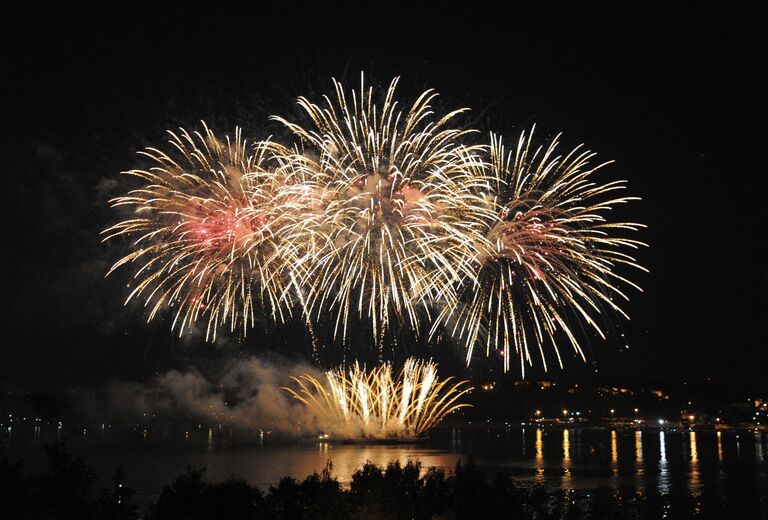 Салют на международном фестивале фейерверков Серебряная ладья в Костроме