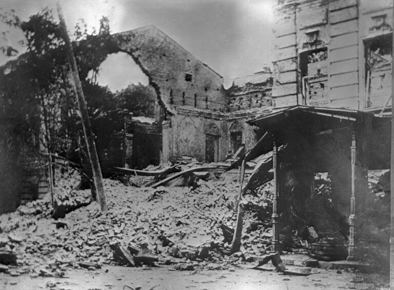 Дома, разрушенные петлюровцами, в городе Умани. 1919 год
