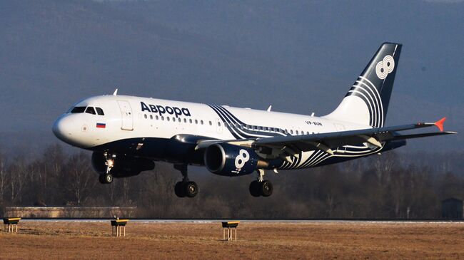 Самолет Airbus A319 авиакомпании Аврора в аэропорту Владивостока