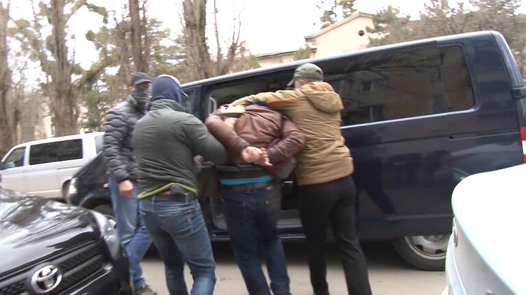 Кадры задержания украинца за шпионаж в Симферополе. Оперативная съемка ФСБ