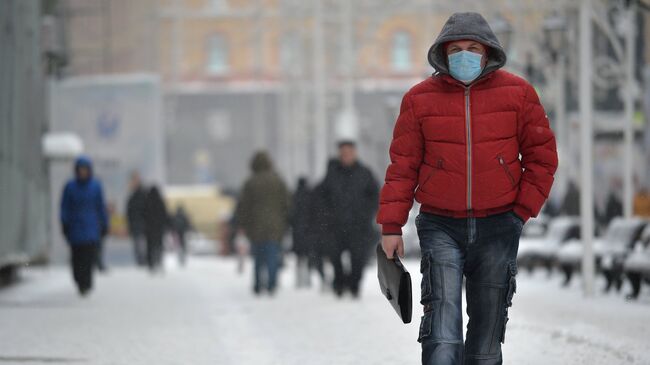 Мужчина в защитной маске в Москве