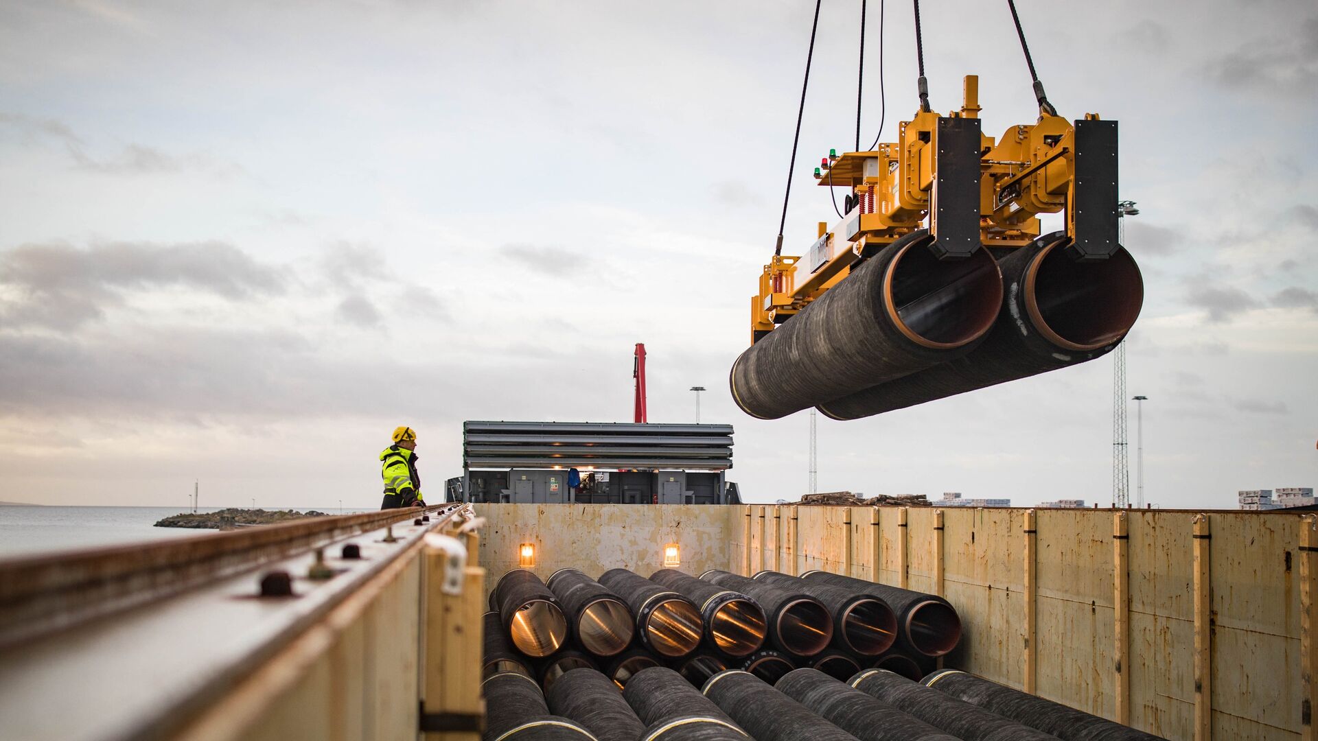 Трубы для строительства газопровода Северный поток — 2 в порту Мукран, Германия - РИА Новости, 1920, 16.08.2021