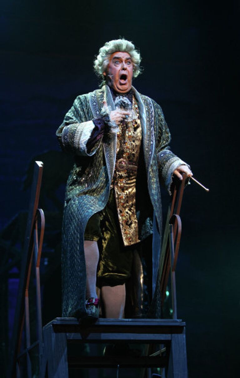 Юрий Веденеев в роли короля Франции Людовика XV на премьере спектакля режиссера Александра Горбаня Фанфан-Тюльпан