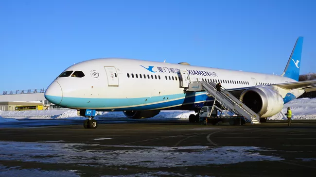 Boeing 787 Dreamliner, летевший из США в Китай, в аэропорту Магадана. 2 марта 2018