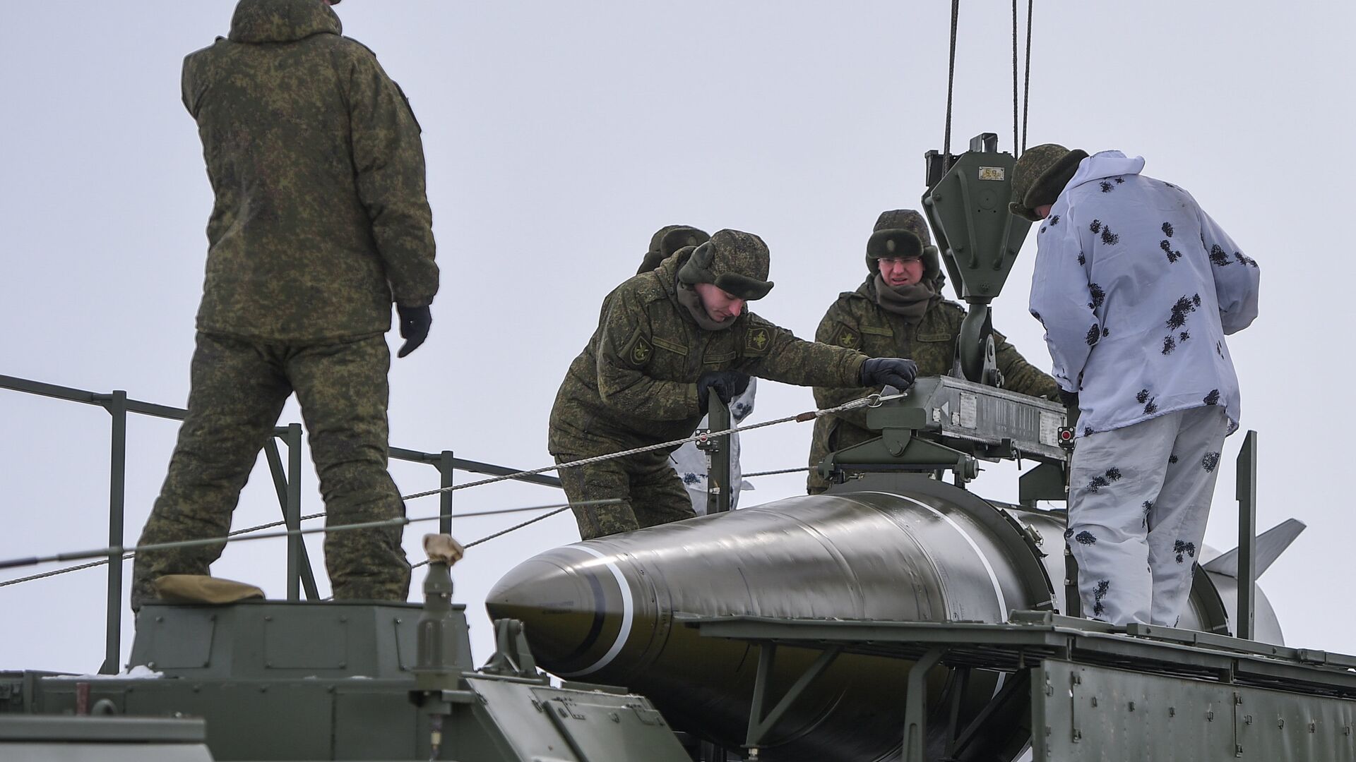 Ракетчики ЗВО на полигоне перед боевым пуском ракеты. Архивное фото - РИА Новости, 1920, 11.02.2023