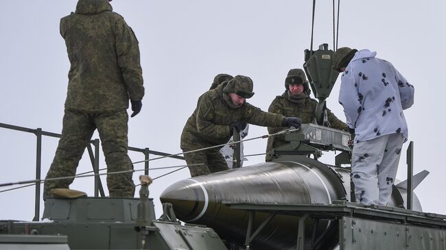 Ракетчики ЗВО на полигоне перед боевым пуском ракеты. Архивное фото