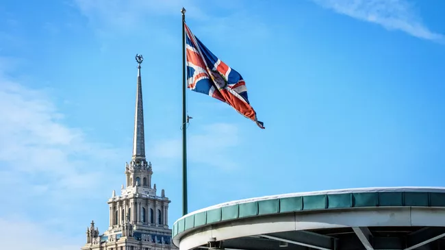 Флаг Великобритании у здания посольства в Москве