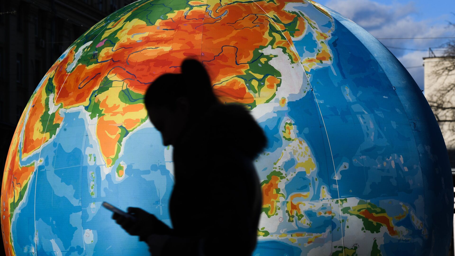 Силуэт на фоне глобуса - РИА Новости, 1920, 11.08.2025