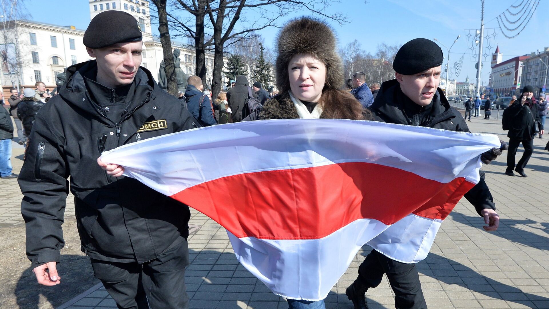 Задержание участника акции протеста День воли, приуроченную к 100-й годовщине Белорусской Народной Республики. 25 марта 2018 - РИА Новости, 1920, 25.03.2021