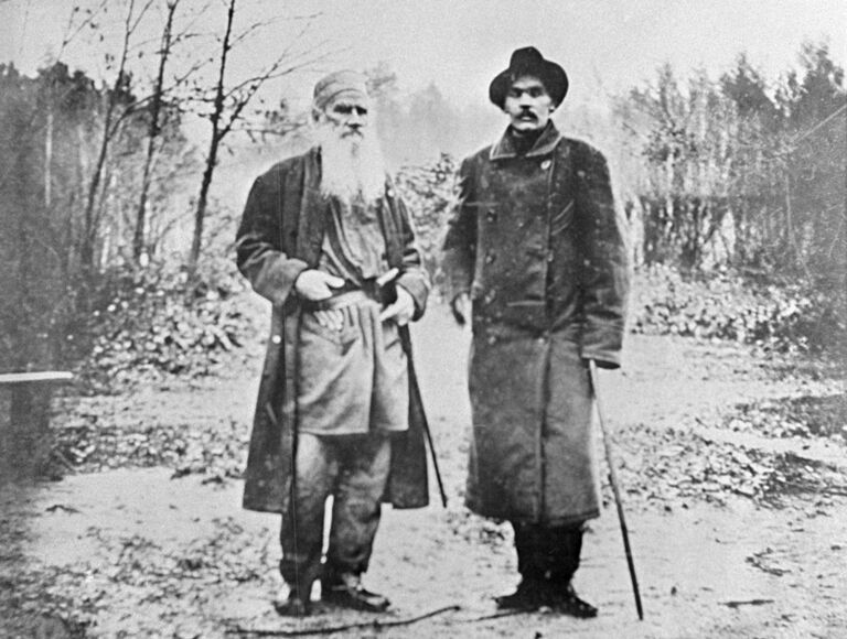 Лев Николаевич Толстой и Максим Горький в Ясной Поляне. 1900 год Лев Николаевич Толстой и Максим Горький в Ясной Поляне. 1900 год
