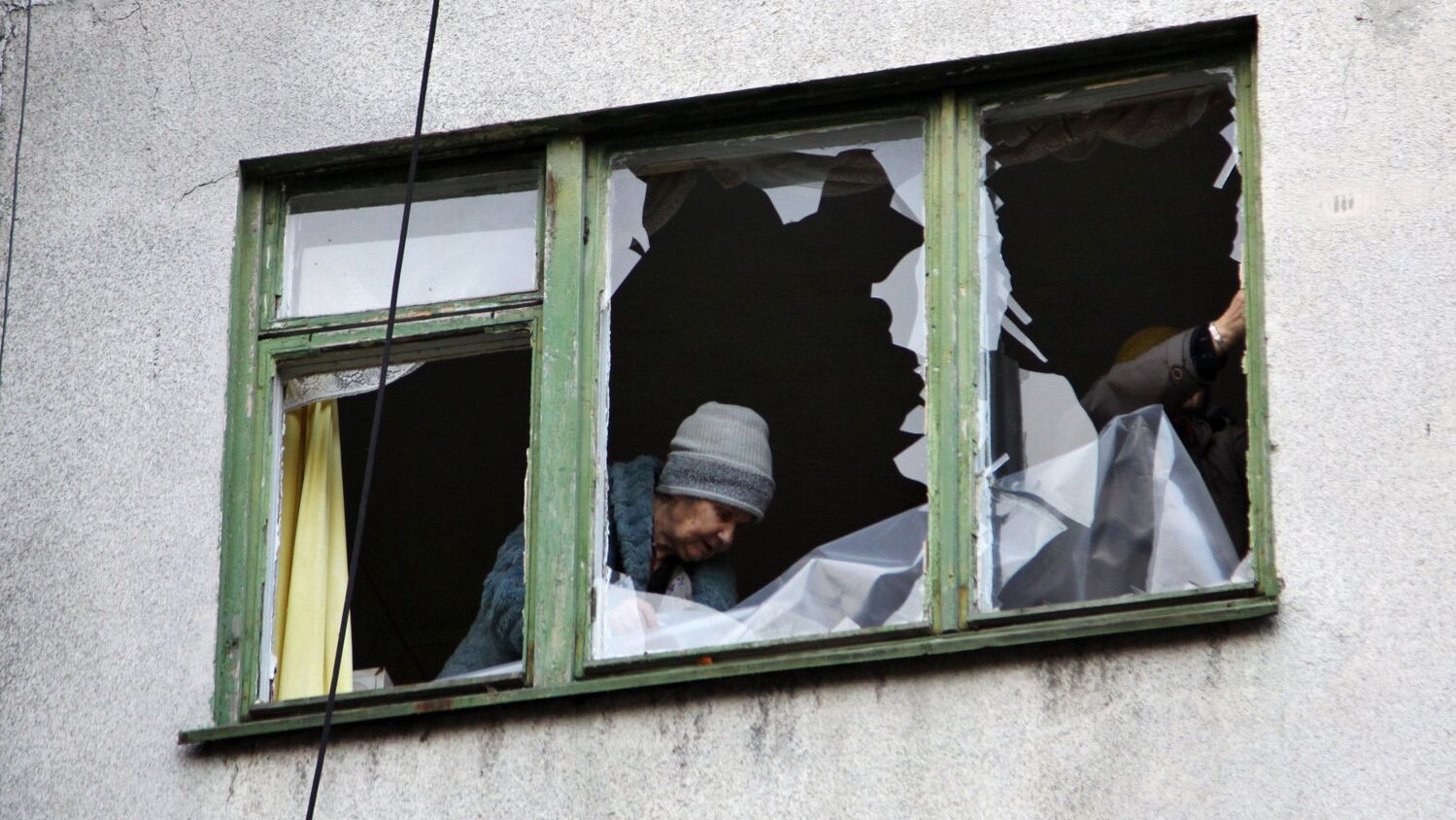 Женщина у окна жилого дома в центре города Ясиноватая, пострадавшего в результате обстрела Женщина у окна жилого дома в центре города Ясиноватая, пострадавшего в результате обстрела - РИА Новости, 1920, 10.04.2026