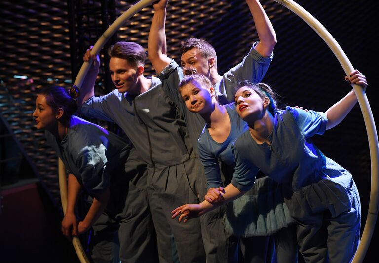 Актеры Упсала-Цирка во время спектакля Эффект пинг-понгового шарика в Еврейском музее и центре толерантности