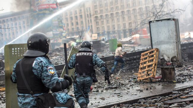 Сотрудники правоохранительных органов во время столкновений с митингующими на площади Независимости в Киеве. 19 февраля 2014 