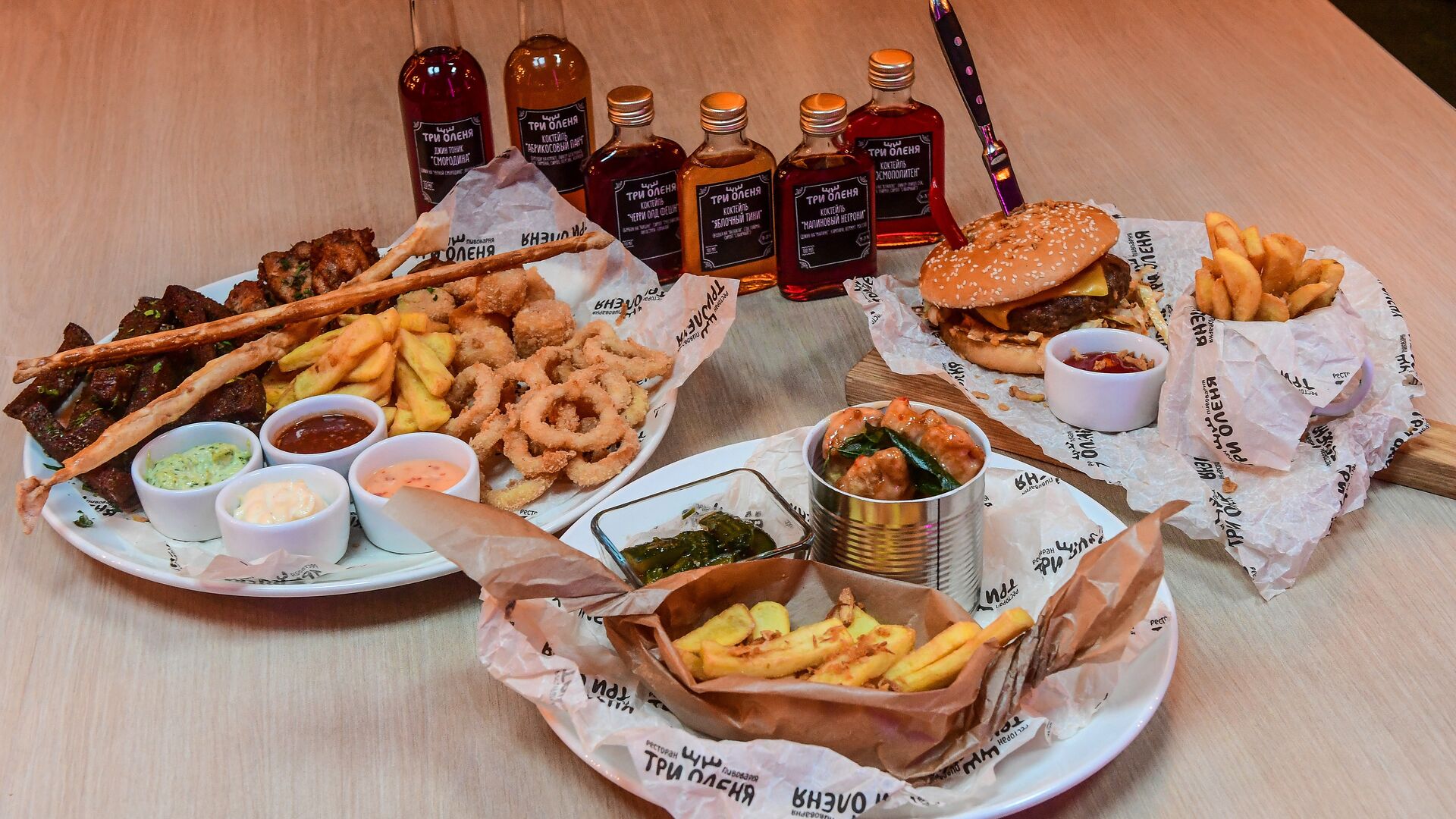 Фирменные блюда и напитки в ресторане Три оленя в Самаре - РИА Новости, 1920, 05.01.2020