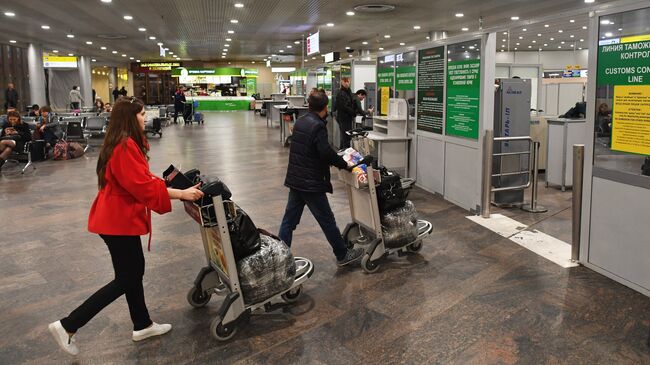 Пассажиры в зоне отлета аэропорта Шереметьево, откуда совершит первый рейс самолет компании Аэрофлот из Москвы в Каир. 11 апреля 2018