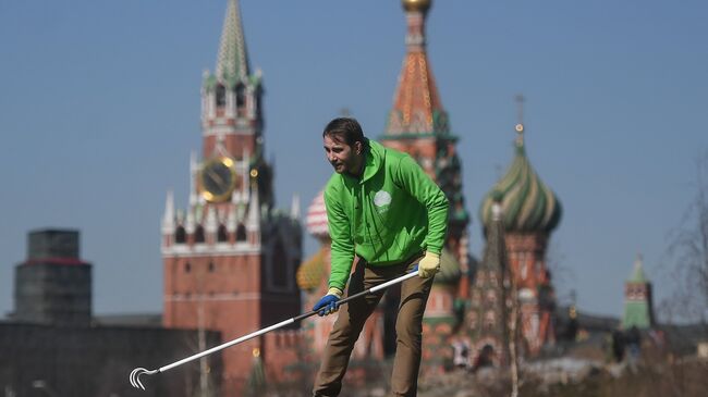 Участники городского субботника в парке Зарядье в Москве. 14 апреля 2018