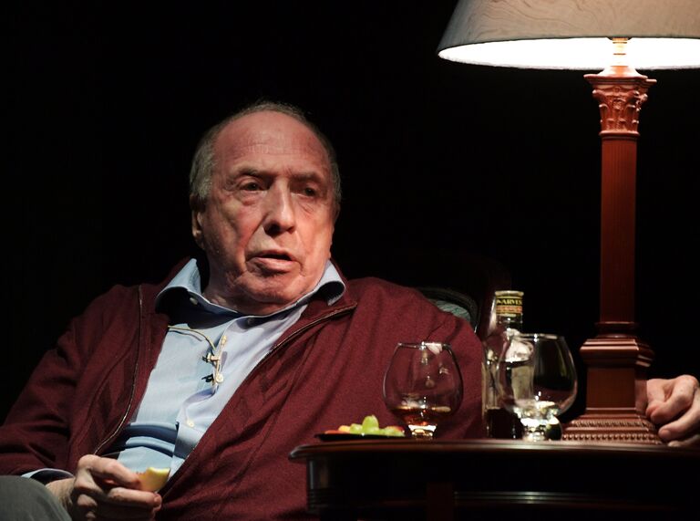 Сергей Юрский в роли Романа Плоткина в сцене из спектакля «Reception». 15 апреля 2018 Сергей Юрский в роли Романа Плоткина в сцене из спектакля «Reception». 15 апреля 2018