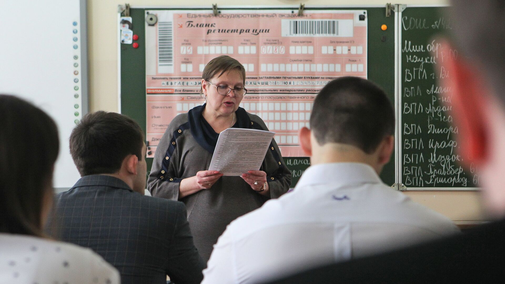 Досрочная сдача ЕГЭ по русскому языку в государственной казенной общеобразовательной школе-интернате во Владикавказе - РИА Новости, 1920, 07.06.2025